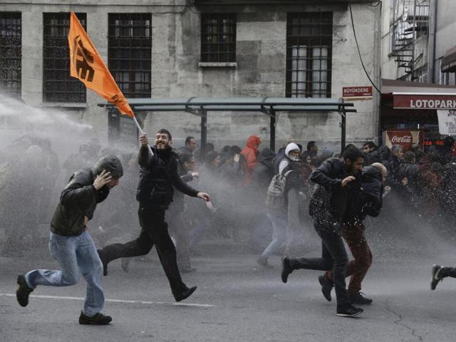Riot police use water cannons to disperse protesters during a protest against the arrest of pro-Kurdish Peoples' Democratic Party (HDP) lawmakers, in Istanbul. (REUTERS Photo) Riot police use water cannons to disperse protesters during a protest against the arrest of pro-Kurdish Peoples' Democratic Party (HDP) lawmakers, in Istanbul. (REUTERS Photo)