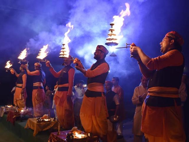 Priests performing Yamuan Maha Aarti on the banks of River Yamuna on the occasion of Bhai Dooj on November 1, 2016. (Ajay Aggarwal/HT Photo) Priests performing Yamuan Maha Aarti on the banks of River Yamuna on the occasion of Bhai Dooj on November 1, 2016. (Ajay Aggarwal/HT Photo)