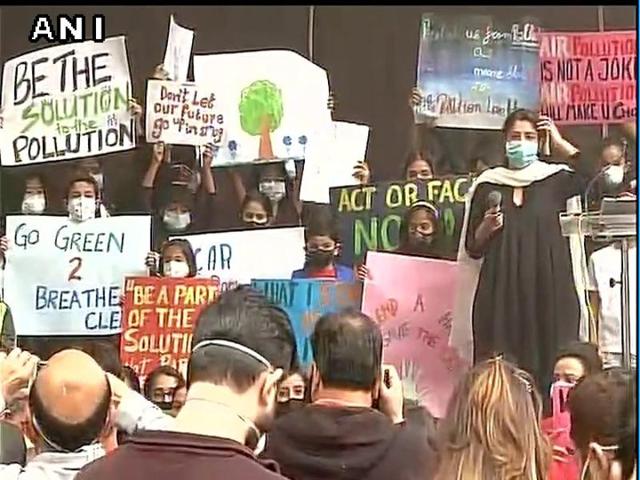 Protesters, including children, at a gathering at Jantar Mantar on Sunday demanding government to take effective measures against air pollution.(ANI Photo)