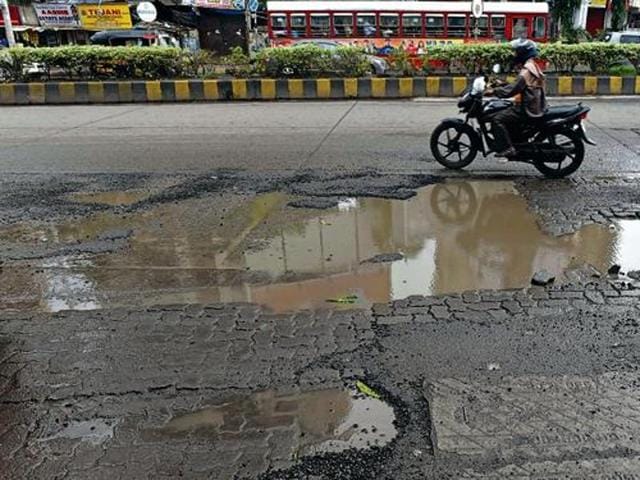 “The idea is to identify problem areas across the city and provide relief to the citizens from increasing number of potholes and poor quality of roads. The survey results will help the road department in paying special attention to the chronic spots,” said a civic official who attended the meeting on Saturday.(HT file photo)