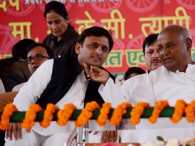 Former prime minister Deve Gowda with UP CM Akhilesh Yadav at Samajwadi Party’s silver jubilee function in Lucknow on Saturday (HT photo) Former prime minister Deve Gowda with UP CM Akhilesh Yadav at Samajwadi Party’s silver jubilee function in Lucknow on Saturday (HT photo)