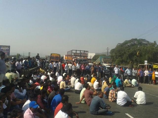 Sand mafia blocking traffic at Mumbai-Ahmedabad National Highway.(Surendra Negi)