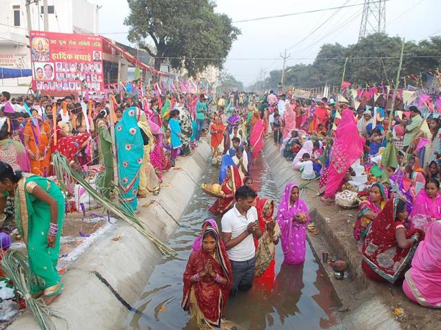 Devotees performing Chhath puja in Jalandhar on Sunday. (HT Photo)