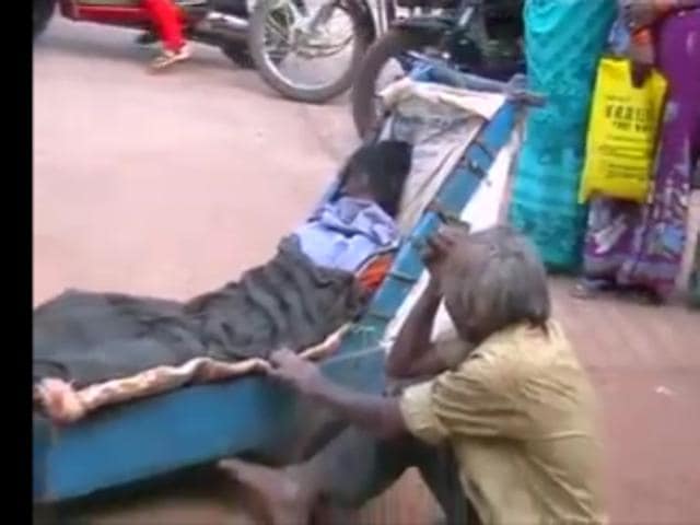 A 53-year-old beggar was forced to push a cart carrying his dead wife’s body for more than 80 kilometres. (HT Photo) A 53-year-old beggar was forced to push a cart carrying his dead wife’s body for more than 80 kilometres. (HT Photo)