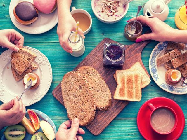 Breakfast helps balance out our food intake throughout the day, avoiding calorie intakes that are too high in the evening, which can lead to weight gain.(Shutterstock)