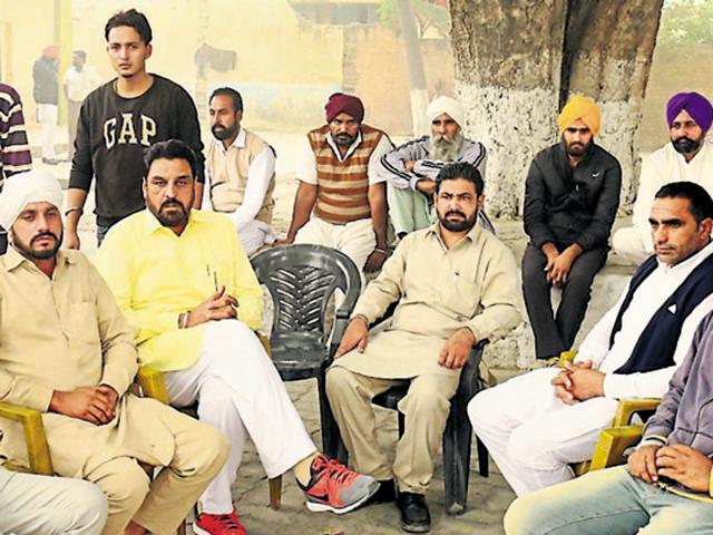 Family members of victim Manjeet Singh at the civil hospital in Bathinda. (Sanjeev Kumar/HT Photo) Family members of victim Manjeet Singh at the civil hospital in Bathinda. (Sanjeev Kumar/HT Photo)