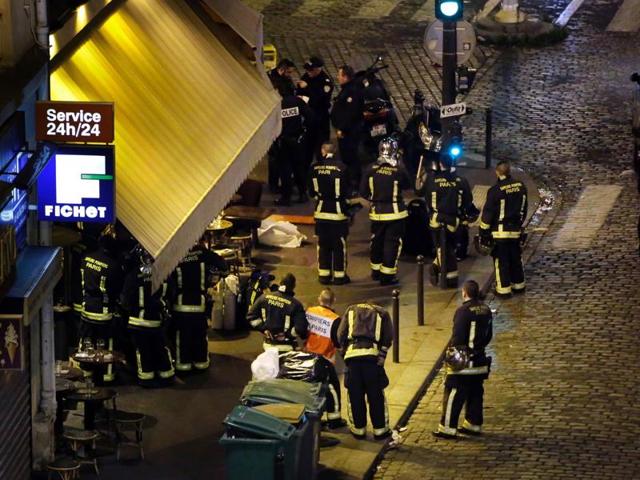This file photo taken in the night of November 14, 2015 shows police outside a cafe-restaurant in 10th arrondissement of the French capital Paris, on November 13, 2015. (AFP) This file photo taken in the night of November 14, 2015 shows police outside a cafe-restaurant in 10th arrondissement of the French capital Paris, on November 13, 2015. (AFP)
