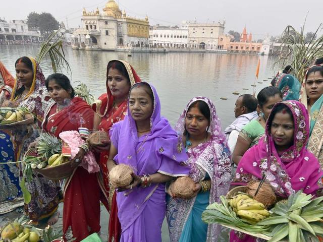 Devotees offering prayers during Chhath puja at Durgiana temple in Amritsar on Sunday. (Gurpreet Singh/HT Photo)