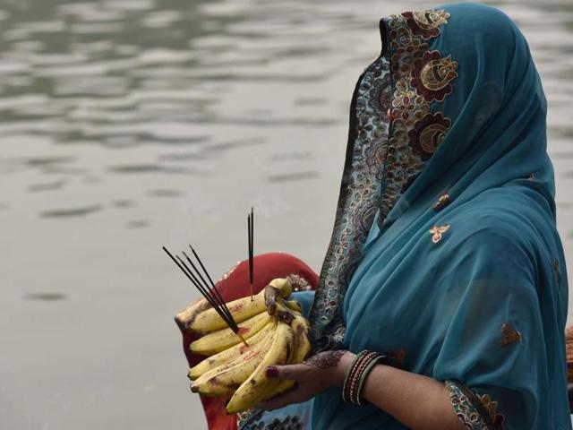 A woman heading towards the sarovar to perform Chhath puja in Amritsar on Sunday. (Gurpreet Singh/HT Photo)