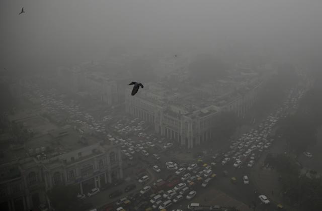 Traffic moves around a smog-enveloped Connaught Place on November 5, 2016. (AP Photo) Traffic moves around a smog-enveloped Connaught Place on November 5, 2016. (AP Photo)
