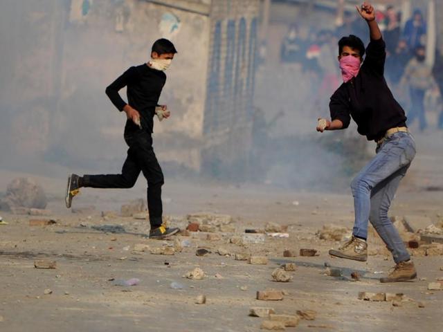 Kashmiri protesters throw stones during a clash with police in Srinagar.(AFP File Photo) Kashmiri protesters throw stones during a clash with police in Srinagar.(AFP File Photo)