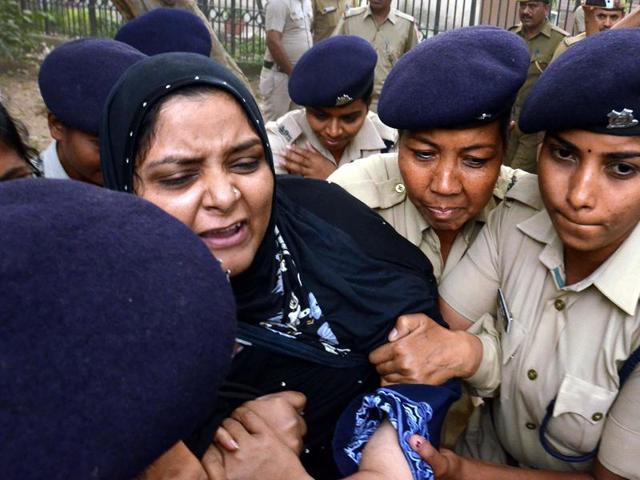 Missing JNU Student Najeeb’s sister detained by Delhi Police a protest near India Gate in New Delhi on Sunday. (HT PHOTO) Missing JNU Student Najeeb’s sister detained by Delhi Police a protest near India Gate in New Delhi on Sunday. (HT PHOTO)