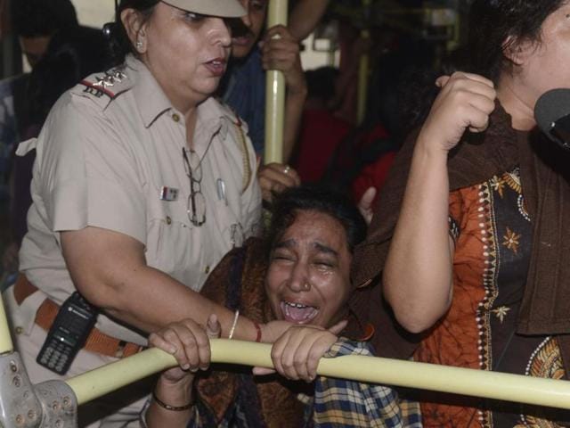 Missing JNU student Najeeb Ahmed’s mother beign detained by the Delhi Police.(HT Photo)