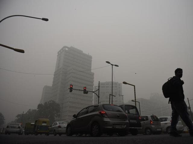 Thick smog and dust engulfed many places in Delhi on Saturday.(Sushil Kumar/Hindustan Times)