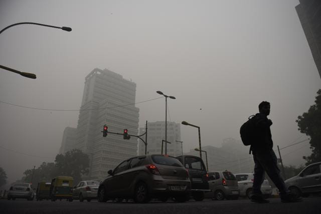 Thick smog covered Delhi on Saturday. (Sushil Kumar/HT PHOTO) Thick smog covered Delhi on Saturday. (Sushil Kumar/HT PHOTO)