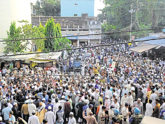 Muslims demand justice for slain SIMI operatives from a gathering at Tarjume Wali mosque on Friday.(Mujeeb Faruqui/HT Photo)