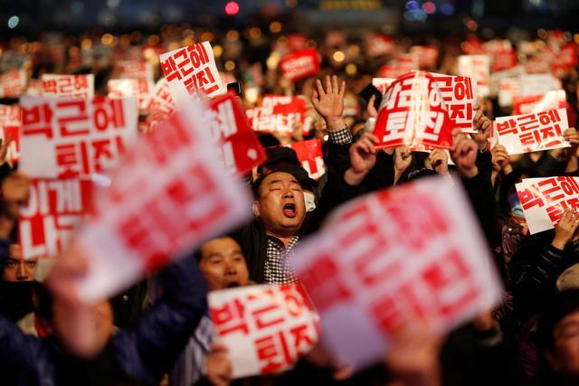 Tens of thousands of South Korean people march during a rally calling on embattled President Park Geun-hye to resign over a growing influence-peddling scandal in central Seoul on Saturday. (REUTERS)