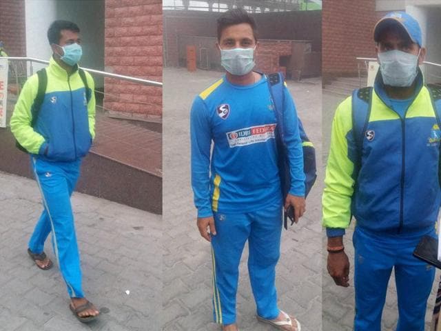 Manoj Tiwary (Right) and Wicket-keeper Shreevats Goswami( Centre) Pragyan Ojha (left) wearing anti-air pollution masks. (PTI Photo) Manoj Tiwary (Right) and Wicket-keeper Shreevats Goswami( Centre) Pragyan Ojha (left) wearing anti-air pollution masks. (PTI Photo)