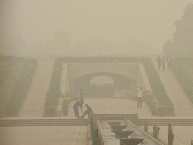 Rajghat is seen engulfed in smog, in New Delhi. (Sonu Mehta/HT Photo) Rajghat is seen engulfed in smog, in New Delhi. (Sonu Mehta/HT Photo)