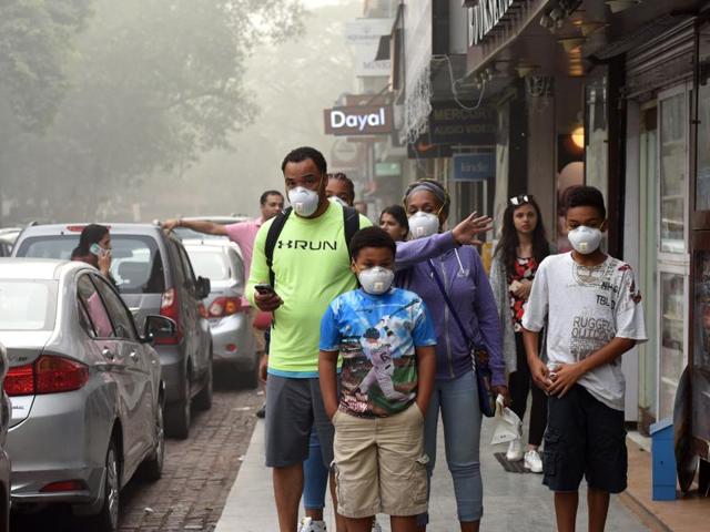 People wear masks as air pollution sparks fears of health hazards, at Khan Market in New Delhi.(Arun Sharma/HT PHOTO)