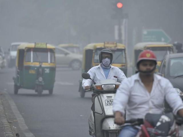 People wear air masks as smog covers capital’s skyline.(Arun Sharma/HT Photo) People wear air masks as smog covers capital’s skyline.(Arun Sharma/HT Photo)