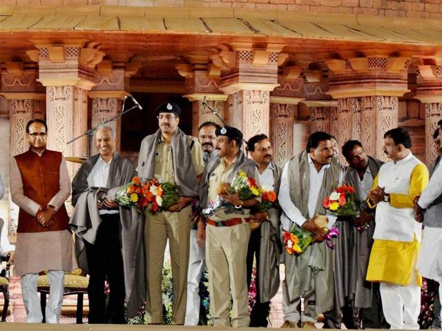 Chief Minister Shivraj Singh Chouhan felicitates police officers and STF personnel who played key role in an encounter to kill SIMI terrorists who escaped from jail.(File photo)
