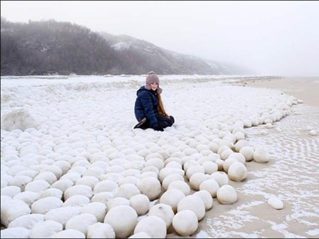 Snowballs on Siberian beach. (This photo was tweeted by #eustorm (via siberiantimes)) Snowballs on Siberian beach. (This photo was tweeted by #eustorm (via siberiantimes))