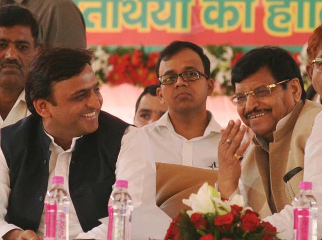 Uttar Pradesh chief minister Akhilesh Yadav with Samajwadi Party Supremo Mulayam Singh Yadav and party state president Shivpal Yadav at a programme to flag off the‘Vikas se Vijay ki Ore’ yatra in Lucknow.(PTI)