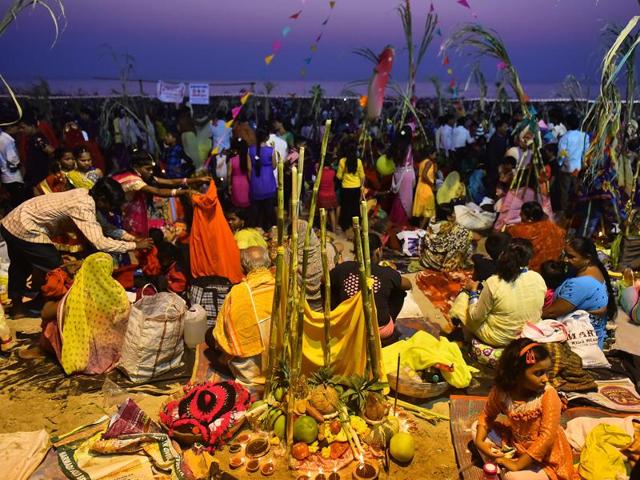 North Indians from all over the city come together to celebrate Chath Puja in Mumbai, on November 6, 2016. (Vidya Subramanian/HT PHOTO) North Indians from all over the city come together to celebrate Chath Puja in Mumbai, on November 6, 2016. (Vidya Subramanian/HT PHOTO)