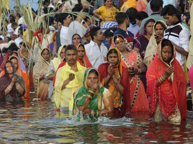 The rituals of the festival are observed over a period of four days. Devotees take a ritual bath during Chhath Puja at upper lake in Bhopal. (Mujeeb Faruqui/HT PHOTO) The rituals of the festival are observed over a period of four days. Devotees take a ritual bath during Chhath Puja at upper lake in Bhopal. (Mujeeb Faruqui/HT PHOTO)