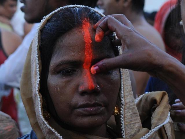 A devotee is marked with vermillion during Chhath celebrations at the banks of Hooghly. (Subhankar Chakraborty/HT PHOTO) A devotee is marked with vermillion during Chhath celebrations at the banks of Hooghly. (Subhankar Chakraborty/HT PHOTO)