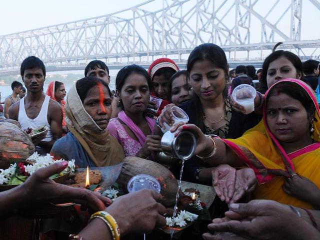 Women offering prayers on the occasion of Chhath Puja at the Hooghly ghat. (Subhankar Chakraborty/HT PHOTO) Women offering prayers on the occasion of Chhath Puja at the Hooghly ghat. (Subhankar Chakraborty/HT PHOTO)