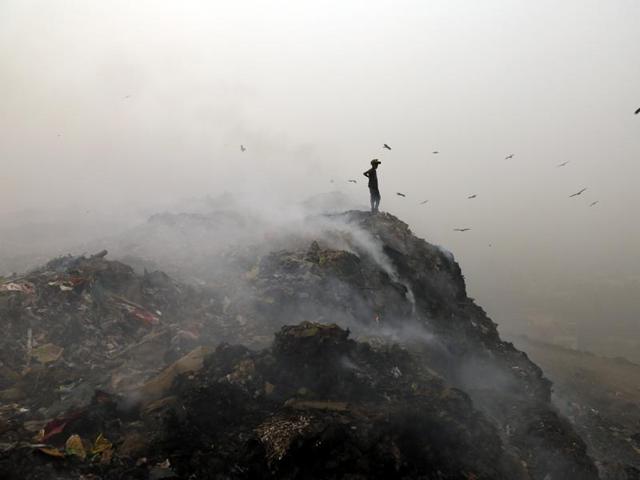 Landfills or pollution bombs? The mammoth ticking garbage bomb of Bhalswa landfill is spewing toxic gases by the minute into Delhi’s already foul air, as the national capital does not have an efficient waste management system. (Sanchit Khanna/HT PHOTO) Landfills or pollution bombs? The mammoth ticking garbage bomb of Bhalswa landfill is spewing toxic gases by the minute into Delhi’s already foul air, as the national capital does not have an efficient waste management system. (Sanchit Khanna/HT PHOTO)