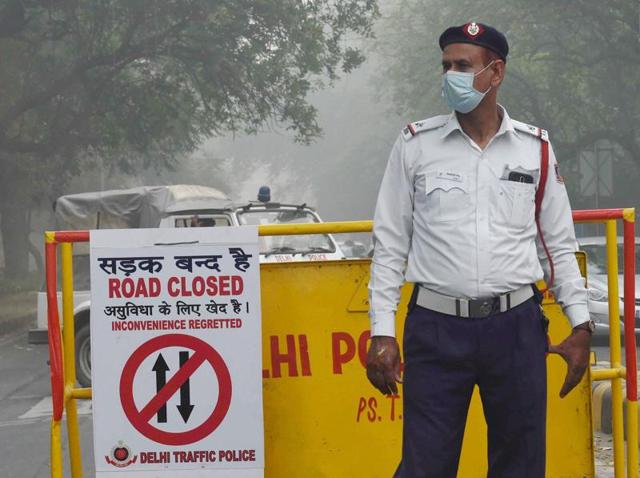 A traffic policeman wears a pollution mask due to heavy smog and air pollution in New Delhi.(PTI File Photo)