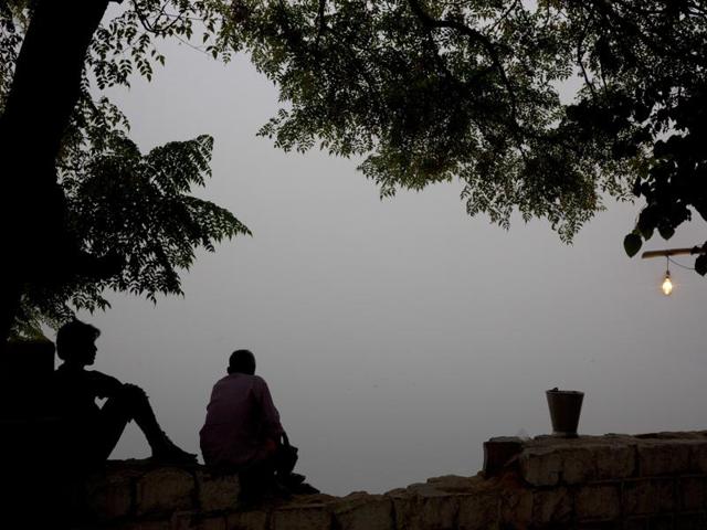 A pedestrian walks on a road in heavy smog in New Delhi.(AFP Photo) A pedestrian walks on a road in heavy smog in New Delhi.(AFP Photo)