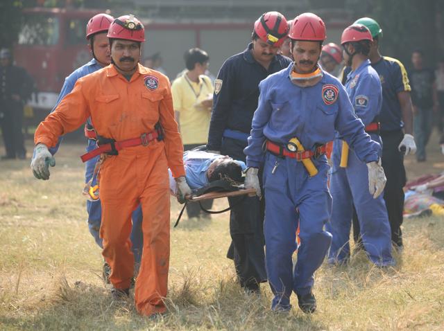 The training sessions are held every Sunday at the six fire command centres in Byculla, Marol, Wadala, Mankhurd, Borivli and Vikhroli. Citizens can call the fire brigade helpline number – 18001233473 – to register for the training programme.(HT file photo)