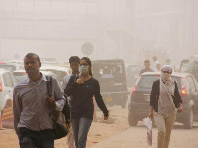 Trucks loaded with construction material causing more pollution to the already polluted air in Noida on Monday.(Burhaan Kinu/HT PHOTO)