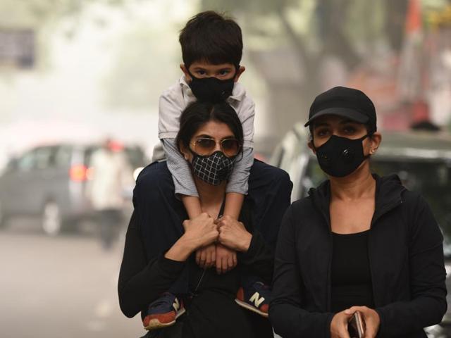 People wear pollution masks during a protest march at Jantar Mantar in New Delhi. (Virendra Singh Gosain/HT Photo) People wear pollution masks during a protest march at Jantar Mantar in New Delhi. (Virendra Singh Gosain/HT Photo)