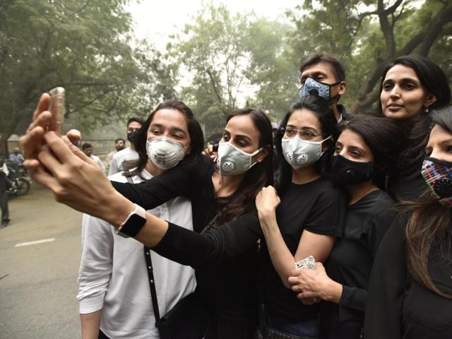The air quality in Delhi on Sunday was this season’s worst. SAFAR data showed that the rolling average of PM 10 was 950µg/m³ and PM 2.5 was 590µg/m³. The permissible level of PM 2.5 is 60µg/m³ and PM10 is 100 µg/m³. (Virendra Singh Gosain/HT PHOTO) The air quality in Delhi on Sunday was this season’s worst. SAFAR data showed that the rolling average of PM 10 was 950µg/m³ and PM 2.5 was 590µg/m³. The permissible level of PM 2.5 is 60µg/m³ and PM10 is 100 µg/m³. (Virendra Singh Gosain/HT PHOTO)