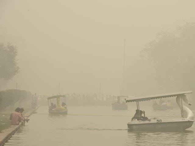 Heavy smog in the national capital plummeted visibility to 200 metres early on Sunday. (Sonu Mehta/HT PHOTO) Heavy smog in the national capital plummeted visibility to 200 metres early on Sunday. (Sonu Mehta/HT PHOTO)