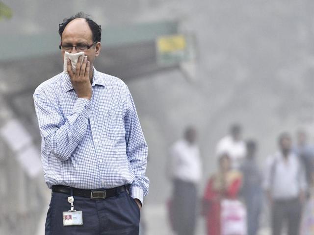 School children wear masks as smog engulfs Delhi.