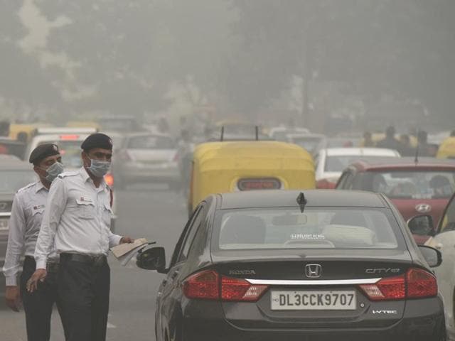 Traffic policemen wear masks as pollution reaches hazardous levels in New Delhi on Sunday.(Arun Sharma/HT PHOTO) Traffic policemen wear masks as pollution reaches hazardous levels in New Delhi on Sunday.(Arun Sharma/HT PHOTO)