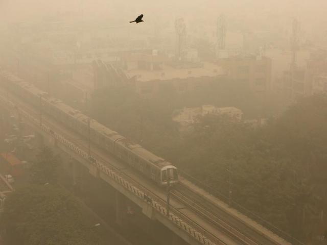 Anumitra Roychowdhury of the Centre for Science and Environment (CSE) compared the conditions with that of the 1952 Great Smog in London, which killed about 4,000 people. (Sanchit Khanna/HT PHOTO) Anumitra Roychowdhury of the Centre for Science and Environment (CSE) compared the conditions with that of the 1952 Great Smog in London, which killed about 4,000 people. (Sanchit Khanna/HT PHOTO)