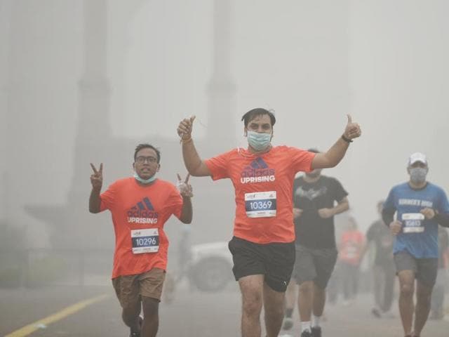 Runners take part in the New Delhi 10K Challenge amid heavy smog in New Delhi. (Ravi Choudhary/HT PHOTO) Runners take part in the New Delhi 10K Challenge amid heavy smog in New Delhi. (Ravi Choudhary/HT PHOTO)