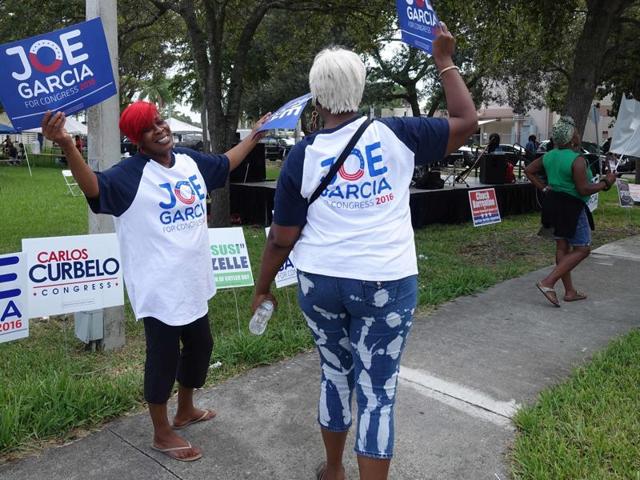 People confer during an event called “Souls to the Polls” on November 6, 2016 in Cutler Bay, Florida, which aims to encourage minority voter turnout in the key swing state of Florida. (AFP Photo) People confer during an event called “Souls to the Polls” on November 6, 2016 in Cutler Bay, Florida, which aims to encourage minority voter turnout in the key swing state of Florida. (AFP Photo)
