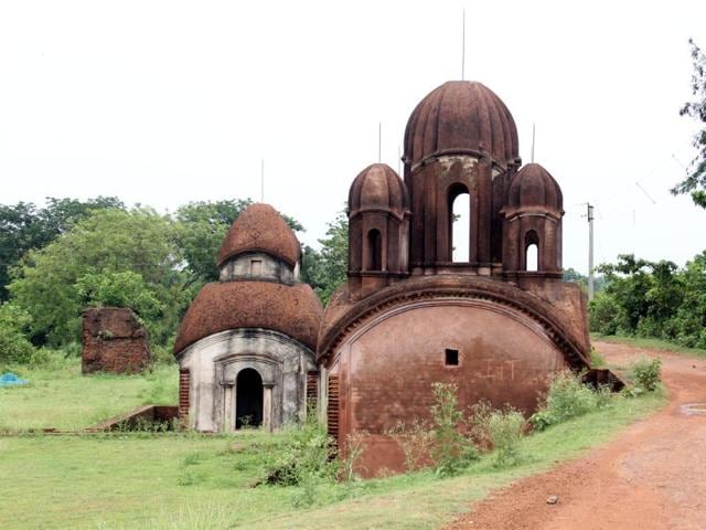 The 18 th century Shiva and Vishnu temples in West Bengal’s Pathra village.(Samir Mondal/HT Photo)