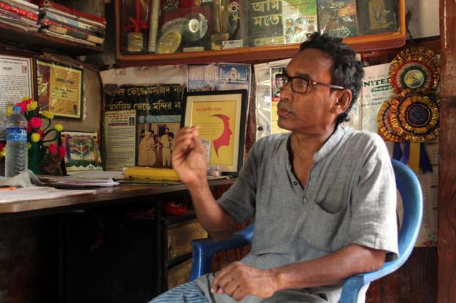 Retired school peon Yasin Pathan, who is trying to save the temples. (Samir Mondal/HT Photo )