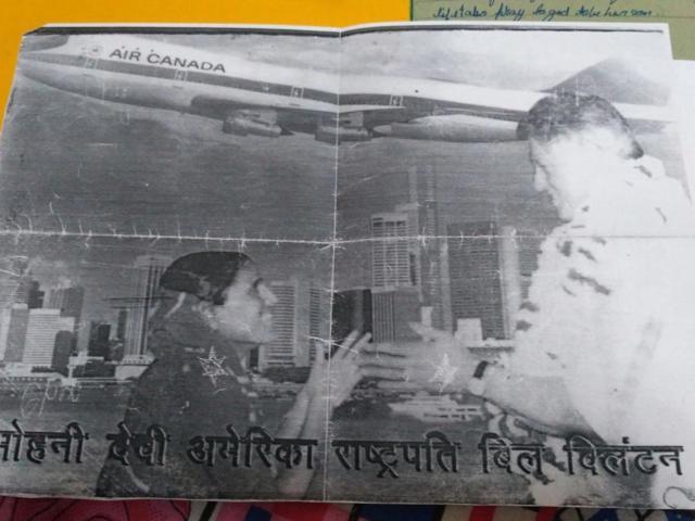 Mohini Devi with then US President Bill Clinton in her village in Rajasthan. (HT Photo) Mohini Devi with then US President Bill Clinton in her village in Rajasthan. (HT Photo)
