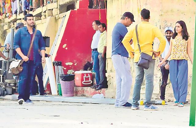 Arjun and Shraddha Kapoor shooting for Half Girlfriend in Varanasi. (Adarsh Gupta/HT Photo) Arjun and Shraddha Kapoor shooting for Half Girlfriend in Varanasi. (Adarsh Gupta/HT Photo)
