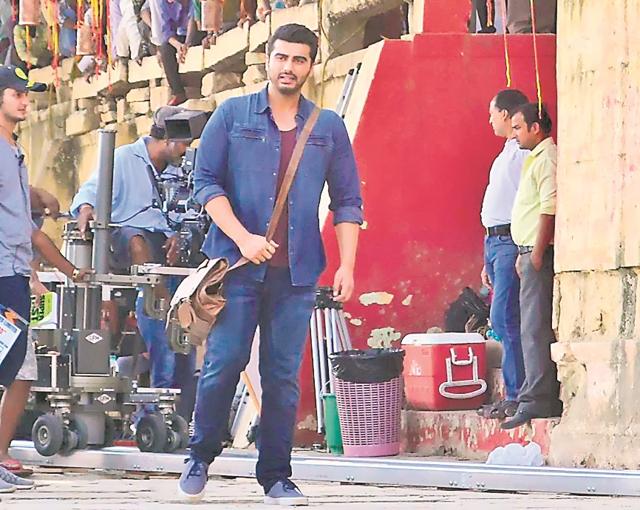 Arjun Kapoor shooting at Nandeswar Ghat in Varanasi. (Adarsh Gupta/HT Photo) Arjun Kapoor shooting at Nandeswar Ghat in Varanasi. (Adarsh Gupta/HT Photo)